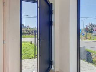 <p><span>Royaal nieuwbouwhuis in Mariakerke /Gent.</span></p><p><span>Bent u op zoek naar een nieuwbouwhuis met comfort, ruimte en een uitstekende ligging? Dit prachtige huis in een nieuwe verkaveling aan de Liniestraat in Mariakerke heeft alles wat u nodig hebt!</span></p><p><span> </span></p><p><span>Over het huis:</span></p><ul><li><span>Slaapkamers: 4 slaapkamers, ideaal voor gezinnen of voor extra werk- en hobbyruimtes.</span></li><li><span>Badkamers: 2 moderne badkamers die zorgen voor voldoende comfort en privacy.</span></li><li><span>Tuin: geniet van een zonnige en onderhoudsvriendelijke tuin, volledig omheind, perfect voor gezellige, ontspannen momenten.</span></li><li><span>Parkeren: twee eigen autostaanplaatsen zorgen voor uw gemak en veiligheid. Privé tuinhuis/fietsenberging.</span></li><li><span>Future proof= met 12 zonnepanelen, fiberproof, recuperatie regenwater, isolatie, mogelijkheid tot installeren van een laadpaal aan de parking,</span></li><li><span>Locatie: vlakbij de Stad, gemakkelijk toegankelijk dankzij fietsbruggen</span></li><li><span>Vlotte verbinding met auto: R4, N9</span></li></ul><p><span> </span></p><p><span>Indeling van de Woning:</span></p><ul><li><span>Begane grond: lichtrijke inkomhal, gastentoilet, leefruimte met open keuken en inbouwtoestellen, berging en extra ruimte onder de trap.</span></li><li><span>Eerste verdieping: 2 slaapkamers, badkamer, 2e toilet en praktische wasruimte.</span></li><li><span>Tweede verdieping: 2 slaapkamers, waarvan 1 met eigen badkamer.</span></li><li><span>Buitenruimte: groot terras met schuiframen, omheinde tuin, fietsenberging/tuinhuis toegankelijk via achterzijde</span></li></ul><p><span> </span></p><p><span>Waarom dit huis?</span></p><ul><li><span>Ruimte: met 4 slaapkamers en 2 badkamers.</span></li><li><span>Comfort: de moderne afwerking en voorzieningen garanderen een comfortabel leven.</span></li><li><span>Ligging: de rustige maar goed bereikbare locatie maakt het een ideale keuze voor wie het beste van twee werelden zoekt.</span></li><li><span>Afwerking: volledig geschilderd, omheinde tuin</span></li></ul><p><span> </span></p><p><span>Mis deze kans niet om in dit geweldige nieuwbouwhuis te wonen! Wees er snel bij en maak van dit huis uw nieuwe thuis!</span></p><p><span>Bellina Van Parys - 0471/200.189 - bellina@maximm.be</span></p><p><span> </span></p>