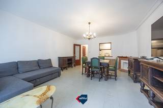 Op zoek naar een instapklaar gemeubeld appartement aan zee? Dit aangename appartement met twee volwaardige slaapkamers is gelegen op de tweede verdieping van Residentie Messidor en geniet van een mooi lateraal zeezicht, ideaal om elke dag het vakantiegevoel te beleven. De leefruimte is licht en biedt een aangenaam zicht richting zee. De afzonderlijke keuken sluit praktisch aan op de woonruimte, het appartement is functioneel ingedeeld, waardoor het zowel geschikt is als vaste woonst, tweede verblijf of investering. Verder beschikt het appartement over een private kelder, ideaal voor extra opslag, en is er een gemeenschappelijke fietsenberging, een absolute meerwaarde aan de kust. De ligging is een sterke troef: op wandelafstand van het strand, de zeedijk, winkels, openbaar vervoer en alle voorzieningen die Oostende te bieden heeft.