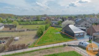 OUTER – Mooie bouwgrond in landelijk kader, nabij stadscentrum NINOVE!Deze bouwgrond van 6a 72ca is gelegen in een rustige straat met een landelijke...