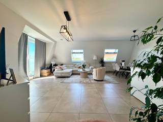 INDIEN U EEN BEZOEK WENST IN TE PLANNEN GELIEVE EEN BEZOEK AAN TE VRAGEN VIA WWW.HILLEWAERE.BE VIA DE RODE KNOP<br /><br />Dit 1-slaapkamer appartement ligt op de 2de verdieping in een kleinschalig complex in het centrum van Oud-Turnhout. Rustig gelegen doch op wandelafstand van winkels en openbaar vervoer.<br /><br />Indeling:<br />Ruime en lichte woonkamer met toegang naar het terras. De open keuken is volledig ingericht met een koelkast, keramische kookplaat, combi-oven en vaatwasser. Aansluitend aan de keuken heb je de berging/wasplaats. Hier is voorziening voor wasmachine en droogkast. Verder is er nog 1 ruime slaapkamer, voorzien van verduistering, een apart toilet en een badkamer met wastafel en douche.<br /><br />De huur omvat tevens een ondergrondse staanplaats (nr. 2) en een bijzonder ruime privatieve kelderberging.<br /><br />Bijzonderheden:<br />- Beschikbaar vanaf 1/11/2026<br />- Servicekosten: 65 € per maand<br />- Lift aanwezig