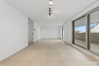 Planifiez votre visite via www.polares.eu.<br /><br />Au premier étage, accessible à la fois par ascenseur et par escalier, de cette nouvelle résidence, vous trouverez cet appartement lumineux.<br /><br />Le hall d'entrée, avec de l'espace pour un vestiaire, vous mène à l'espace de vie ouvert. Celui-ci bénéficie de beaucoup de lumière naturelle grâce aux grandes fenêtres. La cuisine est entièrement équipée et offre tout ce dont vous avez besoin. À côté de la cuisine, vous trouverez le débarras avec raccordement pour la machine à laver et le sèche-linge. De plus, il est agréable de se détendre sur la terrasse couverte.<br /><br />Via le couloir de nuit, vous avez accès aux deux chambres à coucher. Vous avez également la salle de bains équipée d'un double lavabo et d'une baignoire. Il y a aussi des toilettes séparées.<br /><br />Vous pouvez facilement garer votre voiture sur la place de parking extra large (qui est également équipée d'une connexion pour une borne de recharge) et bénéficier d'un espace de stockage supplémentaire dans la cave privative.<br /><br />Les rideaux (dans les chambres) et l'éclairage ont déjà été installés, il ne manque plus que vos affaires. Le chauffage est assuré par une pompe à chaleur et des panneaux solaires privatifs sont présents.<br /><br />Cherchez-vous un nouveau chez-vous près du centre d'Aarschot ? N'hésitez pas plus longtemps.
