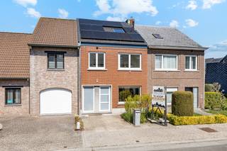 <p>Deze energiezuinige (EPC A!) woning met 3 slaapkamers geniet een fantastische ligging te Wetteren.<br />Op wandel- en fietsafstand van Wetterse winkels, scholen en openbaar vervoer (station Wetteren 4 min fietsen).</p><p>De woning is toegankelijk via de charmante voortuin (met parkeerplaats). Op het gelijkvloers beschikt de woning over lichtrijke leefruimte met open geïnstalleerde keuken, een berghal en apart toilet. Vanuit de keuken is er toegang naar de grote kelder en het aansluitende terras en achtertuin. Deze kelder (volledige oppervlakte woning) is praktisch onderverdeeld en geeft tevens toegang tot de tuin. Op de eerste verdieping beschikt de woning over 3 slaapkamers en een badkamer (met inloopdouche én ligbad). Via de inklapbare zoldertrap is er toegang tot de zolderruimte van 43m²(!).</p><p>Deze woning is in 2022 energetisch gerenoveerd en beschikt o.a. over zonnepanelen, warmtepomp, vloerverwarming (gelijkvloers), een nieuw geïsoleerd dak, hoogrendementsglas. Kortom: deze woning is klaar voor een duurzame toekomst!</p><p>Renovatiejaar 2022<br />Elektriciteit conform<br />Asbestveilig<br />EPC A (zonnepanelen - warmtepomp - vloerverwarming aanwezig)<br />Voor- en achtertuin</p><p>Als kers op de taart liggen zowel het recreatiedomein De Warande, als het prachtige Provinciaal domein "Den Blakken" op wandelafstand, ideaal voor sport en/of ontspanning in de natuur.<br />Komt u deze woning graag ontdekken? Aarzel dan niet om ons te contacteren. U kan Kay bereiken op 0479/ 46. 26. 52.</p>