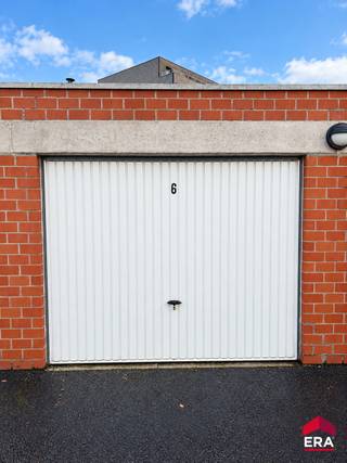 Op zoek naar een afgesloten garagebox in centrum Roeselare (hoek Gitsestraat - Brugsesteenweg) ? Zoek niet langer!<br /><br />Deze afgesloten garagebox maakt deel uit van residentie Garagecomplex De Torre, ingang via automatische poort aan de Gitsestraat 10.<br /><br />Contacteer vandaag nog uw ERA-makelaar om de garage te gaan bekijken.