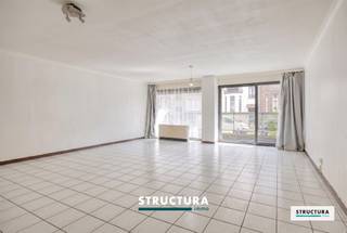 Découvrez ce très spacieux appartement d’environ 124 m², situé dans un quartier calme et agréable, avec toutes les commodités du quotidien à proximité. Grâce à sa généreuse superficie habitable, ses trois chambres et son bel espace extérieur, cet appartement offre de nombreuses possibilités à ceux qui souhaitent aménager un logement entièrement selon leurs goûts.L’appartement est à rénover, mais sa belle superficie, son agencement fonctionnel et son excellent potentiel en font une opportunité idéale pour créer un intérieur moderne et confortable.Disposition: L’appartement se compose d’un hall d’entrée, d’un vaste et lumineux séjour, d’une cuisine séparée, terrasse, trois chambres (10,7m² - 12,5m² en 16,5m²), d’une salle de bains, d’un WC séparé et d’un espace de rangement.L’un des principaux atouts de ce bien est son espace extérieur : à l’arrière, l’appartement bénéficie d’une très grande terrasse donnant directement accès à un jardin privatif. Un espace agréable permettant de profiter de l’extérieur en toute tranquillité.Une cave privative complète également le bien.Caractéristiques- Très spacieux appartement d’environ 124 m²- 3 chambres- Vaste séjour- Très grande terrasse et jardin privatif- Cave privative- Installation électrique conforme- Copropriété bien entretenue- Situation calme- Commerces, boulangerie, horeca et transports en commun accessibles à pied- À rénover et à aménager entièrement selon vos goûts- PEB E, impliquant une obligation de rénovation dans un délai de 6 ansAprès rénovation, cet appartement pourra être transformé en un logement familial spacieux et confortable. La combinaison de trois chambres, d’un généreux espace de vie et d’un jardin privatif constitue une véritable plus-value.Vous recherchez un appartement spacieux offrant un beau potentiel, un espace extérieur et une situation pratique ? Contactez-nous pour plus d’informations ou pour organiser une visite au 02 460 80 46 ou via info@structura.be.
