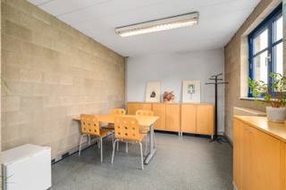 <p><u><strong>Te koop:</strong></u> Ruim halfopen kantoor in Steenokkerzeel, centraal gelegen nabij Brussel en belangrijke invalswegen.<br /><br />Dit kantoor biedt royale werkruimtes met veel potentieel voor diverse professionele activiteiten. Dankzij de centrale ligging is het vlot bereikbaar voor klanten en medewerkers, terwijl het gunstige EPC-label B zorgt voor energie-efficiënt werken. De indeling met meerdere burelen en polyvalente ruimtes maakt het eenvoudig om de werkplek naar eigen wensen in te richten.<br /><br /><u><strong>Belangrijkste ruimtes:</strong></u><br />• Inkomhal (11,6 m²) met directe toegang tot de werkzones<br />• Meerdere burelen van 11,9 m² tot 36,0 m², ideaal voor individuele of gedeelde werkplekken<br />• Polyvalente ruimtes (13,2 m² tot 36,0 m²) voor vergaderingen, presentaties of creatieve doeleinden<br />• Keuken (4,1 m²) voor pauzes en maaltijden<br />• Toiletruimte (2,2 m²)<br />• Kelders (13,9 m² en 18,2 m²) voor extra opslag<br />• Berging (13,2 m²) en stookruimte (3,1 m²)<br /><br /><strong><u>Troeven:</u></strong><br />• Centrale ligging nabij Brussel en invalswegen<br />• Grote ruimtes met veel potentieel<br />• Gunstig EPC-label B<br />• Zonnepanelen<br /><br />Meer informatie of een bezoek met Margaux Mulkers? Contacteer ons via +3223351115<br />JOUW DROOMKANTOOR. ZO GEVONDEN!</p>