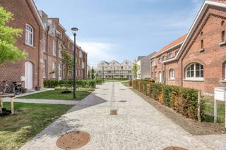 Deze commerciële ruimte bestaat uit drie afzonderlijke lokalen, perfect voor verschillende bedrijfsconcepten:Lokaal 1: Met een royale oppervlakte van 202m² biedt dit pand volop ruimte voor een ruime winkel, praktijk of dienstverlenend bedrijf.Lokaal 2: Een efficiënte ruimte van 70m², ideaal voor een gespecialiseerde boetiek, kantoor of start-up.Lokaal 3: Dit compacte lokaal van 54m² is perfect voor een kleinschalige detailhandel, pop-up store of als aanvulling op de grotere ruimtes.Elk lokaal kan afzonderlijk worden gehuurd of, indien gewenst, gecombineerd worden voor een grotere bedrijfsvoering. Daarnaast beschikt het pand over een handige berging en een toilet.De bestemming van dit handelspand is breed en gericht op het creëren van een levendige buurt:Lokale diensten en woonondersteunende diensten: Denk aan een huisartsenpraktijk, fysiotherapeut, kinderdagverblijf, zorginstelling of juridisch adviesbureau.Kleinschalige detailhandel gericht op het buurtniveau: Perfect voor een ambachtelijke bakkerij, een gezellige kruidenier, een kwaliteitsvolle slagerij, of een handige buurtsuperette. Deze focus op buurtgerichte handel zorgt voor een constante stroom van lokale klanten.De locatie is specifiek gericht op een bovenlokale en toeristisch georiënteerde functie, wat betekent dat u niet alleen de lokale bewoners bedient, maar ook profiteert van de vele bezoekers die Brugge aantrekt.De bereikbaarheid is uitstekend, zowel voor klanten als voor leveranciers. Er zijn diverse openbare parkeerplaatsen beschikbaar aan de kant van het nabijgelegen Willy Lustenhouwerplein. Bovendien bestaat de mogelijkheid om ondergrondse staanplaatsen te huren, wat een extra comfort biedt voor zowel u als uw klanten.Aarzel zeker niet om contact op te nemen indien dit bedrijfsvastgoed te huur u mogelijks kan interesseren.