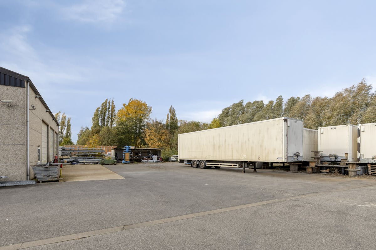 Entrepôt (400 m²) avec maison (229 m²) sur un terrain de 4000 m² - photo 3