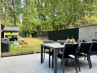 JARDIN ET EMPLACEMENT UNIQUES<br /><br />La pièce maîtresse absolue est la cour arrière spacieuse et entièrement fermée avec une terrasse paysagée. Le jardin est directement relié au poumon vert de Nomadland et au célèbre projet culturel et naturel Labiomista.<br /><br />MISE EN PAGE ET AVANTAGES<br /><br />• Espace de vie lumineux : salon spacieux avec de grandes fenêtres (double vitrage) qui donnent un accès direct à la terrasse et au jardin.<br />• Cuisine moderne : Cuisine ouverte élégante et entièrement installée avec des appareils intégrés de haute qualité (four, cuisinière et placards de rangement spacieux).<br />• Chambre confortable : chambre spacieuse et calme avec suffisamment d'espace pour accueillir un grand lit double et une armoire.<br />• Salle de bain et toilettes : La salle de bain contemporaine dispose d'une spacieuse douche à l'italienne et d'un lavabo moderne avec éclairage miroir. De plus, l'appartement dispose de 1 toilette séparée.<br />• Local de rangement avec raccordement pour machine à laver.<br />• Chauffage au sol au gaz.<br />• Nombreuses places de stationnement : dispose de possibilités de stationnement à l'avant et à l'arrière et d'une place de parking souterraine privée dans le garage.<br /><br />• Année de construction 2018 : Construction jeune et moderne qui répond à toutes les normes contemporaines d'isolation et de construction.<br />• EPC A : garantie d'une consommation d'énergie extrêmement faible.<br />• Confort au rez-de-chaussée : pas d'escalier et joli jardin privé.<br /><br />Vous pouvez consulter les conditions générales de Dewaele DIY sur dewaele.com.<br /><br />Registre des mesures: non