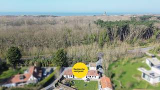 Ontdek deze charmante, gerenoveerde boerderij in De Haan - Wenduine, een juweel uit 1763 dat een perfecte balans biedt tussen historische charme...