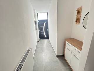 Volledig gerenoveerde woning met 3 slaapkamers te koop in Lauwe.Indeling Inkomhal, 1ste badkamer, wasruimte, berging, toilet, open keuken, living met...