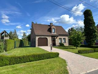 Degelijke, instapklare open bebouwing op 8 are. Bouwjaar 1999. Landelijke ligging in Schimpen, E313 vlot bereikbaar. Voor meer info bel Sofie V. : 0474 43 31 86