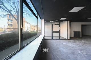 Deze veelzijdige handelsruimte van 199 m² is gelegen op het gelijkvloers in residentie Steenakker aan de Zwijnaardsesteenweg in Gent. Het pand is momenteel ingedeeld in een inkomhal, drie afzonderlijke ruimtes, een keuken, twee toiletten, twee bergingen en een technische ruimte. Deze casco andelsruimte dient een totaalrenovatie te ondergaan en kan zo volledig naar eigen smaak en goesting worden afgewerkt. Dankzij de grote raampartijen genieten de ruimtes van overvloedig daglicht en een sterke visuele aanwezigheid in het straatbeeld. <br /><br />De ligging is één van de sterke troeven van dit pand. De Zwijnaardsesteenweg is een belangrijke verbindingsas in Gent en kent de constante stroom van verkeer en passage. In de directe omgeving bevinden zich tal van voorzieningen, diensten en instituten, wat de aantrekkelijkheid en dynamiek van deze locatie versterkt. Bovendien is de bereikbaarheid uitstekend: zowel met de wagen als het met openbaar vervoer. <br /><br />EPC: C / CV op aardgas / EK niet-conform / niet-asbestveilig <br /><br />Het goed is een niet-residentiële gebouweenheid die deel uitmaakt van een groter gebouw dat niet volledig verkocht wordt. De koper is dus verplicht om ten laatste tegen 29 juni 2029 te voldoen aan de renovatieverplichting met een minimaal aantal maatregelen rond beglazing, verwarming en koeling. <br /><br />Interesse? sarie@landbergh.be of 09 278 78 79