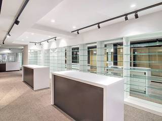 Het handelspand is gelegen in Galerij De Meester en is zichtbaar vanuit de Ooststraat en bestaat uit 2 verdiepingen. Dankzij de grote glaspartijen geniet je van veel visibiliteit. Het handelspand is zichtbaar vanuit de hoofdwinkelstraat, de Ooststraat, en ook toegankelijk via de Grote Markt van Roeselare. Een eventuele overname is ook bespreekbaar! Specificaties:- verwarming op radiatoren - gas- airco- recent vernieuwdIndeling:Gelijkvloers: handelsruimteVerdieping:- verschillende aparte behandelruimtes/kantoren- kitchenette- sanitairBent u op zoek naar bedrijfsvastgoed bestaande uit een handelspand te huur in Roeselare? Aarzel dan niet om ons te contacteren op het nummer 051 21 22 23.