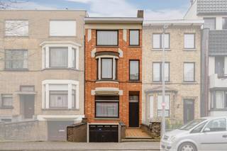 Deze woning is gelegen op een steenworp van het station, diverse scholen en het bruisende centrum. Hier kan u genieten van alles wat Kortrijk te bieden heeft.INDELING:Gelijkvloers:- inkomhal - uitgeruste keuken - gezellige eetplaats met onmiddellijke connectie naar de tuin - lichtrijke leefruimte - volledig onderkelderde garage Eerste &amp; tweede verdiep:- ingerichte badkamer en twee slaapkamers op het eerste verdiep- twee slaapkamers op het tweede verdiepExtra troeven:- epc label C (293 kWh/m²jaar)- zonnige tuin! - de woning is volledig onderkelderd (garage + bergruimte)- topligging in de Jan-BreydellaanWenst u meer info over deze woning of wenst u een bezoek ter plaatse? Contacteer Xan Debaenst - 0477 56 02 71 - xan.debaenst@dewaele.comDeze AI-visualisaties zijn bedoeld als inspiratie. Er werd geen rekening gehouden met technische specificaties, stedenbouwkundige voorschriften of de concrete mogelijkheden tot realisatie.De eigendom wordt aangeboden via de Pre-sale formule. Van 27/04/2026 om 12:00 tot 06/05/2026 om 12:00 kan u de woning op afspraak komen bezichtigen en een bod uitbrengen. De vermelde prijs is een instelprijs. Voor meer info, gelieve contact op te nemen met de dossierverantwoordelijke.Bestuursmaatregelen in het maatregelenregister: nee