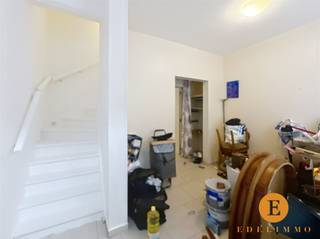 <p><span>Te renoveren eengezinswoning met potentieel, in hartje centrum</span></p><p><span>Ontdek deze charmante </span><span>te renoveren eengezinswoning</span><span> met </span><span>stadstuintje</span><span>, ideaal voor wie graag zijn eigen woonproject vormgeeft. Gelegen </span><span>in het centrum</span><span>, op wandelafstand van </span><span>bushalte</span><span> en </span><span>treinstation</span><span>, biedt deze woning een uitstekende bereikbaarheid en alle voorzieningen binnen handbereik.</span></p><p><span>Op het </span><span>gelijkvloers</span><span> vind je een gezellige </span><span>voorplaats</span><span>, gevolgd door een </span><span>ruime woonkamer</span><span> met aansluitend een </span><span>open keuken</span><span>. Achteraan bevinden zich een </span><span>badkamer</span><span> die gecombineerd werd met een </span><span>wasplaats en douche</span><span>, én toegang tot het </span><span>knusse stadstuintje</span><span>perfect voor wie graag buiten vertoeft.</span></p><p><span>De </span><span>eerste verdieping</span><span> beschikt over </span><span>twee volwaardige slaapkamers</span><span>, ideaal voor een klein gezin, thuiskantoor of hobbyruimte.</span></p><p><span>Deze woning biedt een unieke kans om volledig naar eigen smaak te renoveren en om te vormen tot een warme, hedendaagse thuis op een toplocatie.</span></p><p><span>Interesse?</span><span> Mis deze opportuniteit niet en plan vandaag nog je bezoek!</span></p>