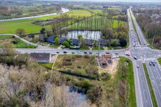 Deze bouwgrond biedt een mooi uitzicht op het groen met een vijver en is geschikt voor open bebouwing. Uitstekende ontsluiting naar Gent, Oudenaarde, E17/E40,...<br />Perceelnr.: Nazareth 2de afd. Eke, sectie B, 0437G.<br />Samenvoeging met perceel 0437F mogelijk.<br />Interesse? Neem contact op met Marianne van de Vastgoedlink, E marianne@devastgoedlink.be of T +32474882943.