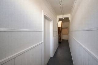 Deze rijwoning met zonnige, diepe tuin en praktische uitweg achteraan via een voetweg is centraal gelegen in het centrum van Ingelmunster met...