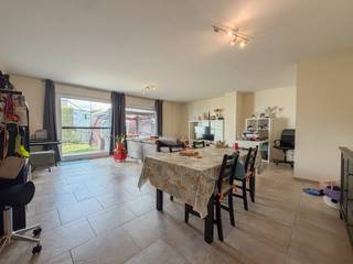 Dit <strong>GEZELLIG, INSTAPKLAAR 2-SLAAPKAMERAPPARTEMENT</strong> is gelegen in Ruien, een deelgemeente van Kluisbergen. Dankzij de <strong>GUNSTIGE LIGGING</strong> geniet u van een <strong>VLOTTE BEREIKBAARHEID</strong> en bevinden scholen, openbaar vervoer en winkels zich in de nabije omgeving. Ook <strong>NATUURLIEFHEBBERS </strong>komen hier aan hun trekken: het prachtige <strong>KLUISBOS </strong>ligt op nog geen 5 minuten!<br /><br />Het appartement is praktisch ingedeeld en omvat een inkomhal, apart toilet, <strong>RUIME WOONKAMER</strong>, ingerichte keuken, <strong>2 SLAAPKAMERS</strong> en een ingerichte badkamer.<br />Een absolute meerwaarde is de <strong>GEZELLIGE TUIN</strong>, waar u in alle rust kunt genieten van het buitenleven alsook de <strong>PRIVATIEVE GARAGEBOX</strong>.<br /><br />Adres: Grote Herreweg 156 bus 02, 9690 Kluisbergen<br />Beschikbaar vanaf 1 november 2026<br />Huurprijs: € 870/mnd + €80 syndic<br />EPC: 92 kWh/m²/jaar.