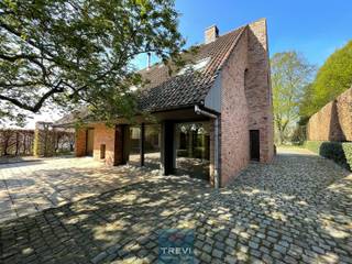 Videopresentatie beschikbaar: https://youtu.be/p9fmXeLqLrM In een aantrekkelijke woonstraat, groot pand bestaande uit een mooi huis, een grote...