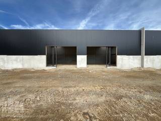 Uitstekend gelegen <strong>nieuwbouw KMO-unit </strong>van 156 m² te koop in Sint-Lievens-Houtem (Bavegem). De site geniet van een vlotte bereikbaarheid richting de E40 en de N42. Hierdoor zijn er vlotte verbindingen richting Aalst, Gent, Brussel en omliggende gemeenten.<br /><br />De <strong>casco </strong>KMO-units zijn opgebouwd uit een staalconstructie met een buitenschil bestaande uit een combinatie van geïsoleerde betonpanelen en sandwichpanelen. De loods, brandklasse C, heeft een vrije hoogte van +/- 6 meter en is toegankelijk via een automatische sectionale poort met een aparte toegangsdeur en is voorzien van polybetonvloer, lichtstraat met rookluik, branddetectie en individuele nutsleidingen (water, elektr. (32 A), data). Ook <strong>andere oppervlaktes beschikbaar</strong>. Tal van activiteiten mogelijk: opslag, productie, atelier,...  Er is tevens ruime <strong>manoeuvreerruimte en parking</strong> voorzien op de site. <strong>Verwachte oplevering 2027</strong>.<br /><br />Heb je interesse of wil je meer informatie, zoals plannen of wil je graag een vrijblijvend plaatsbezoek? Aarzel dan niet om contact op te nemen met <strong>Gill </strong>via het nummer <strong>0477 06 30 30</strong>.