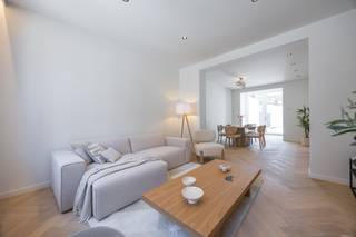 Luxe gezinswoning met 5 slaapkamers, 2 badkamers en gezellige stadstuin te Nieuwpoort. In het historische hart van Nieuwpoort-Stad, op wandelafstand van de sfeervolle Kaai, winkels, restaurants en dagelijkse voorzieningen, bevindt zich deze stijlvol gerenoveerde woning. Bovendien liggen de zee, het strand en de jachthaven op slechts enkele minuten fietsen, waardoor deze eigendom zowel ideaal is als vaste gezinswoning als voor wie op zoek is naar een ruim en comfortabel tweede verblijf.<br />De luxe woning werd volledig gerenoveerd en geïsoleerd en biedt een verrassend ruime indeling over drie verdiepingen.<br />Op het gelijkvloers geniet u van een ruime en lichtrijke leefruimte, een luxueuze maatkeuken uitgerust met Siemens-toestellen, een afzonderlijk gastentoilet en een grote was- en bergruimte. Vanuit de leefruimte heeft u rechtstreeks toegang tot de gezellige stadstuin.<br />De bovenverdiepingen omvatten maar liefst vijf volwaardige slaapkamers, twee stijlvolle badkamers en twee extra afzonderlijke toiletten. Dankzij de doordachte renovatie, de vele raampartijen en de kwalitatieve afwerking geniet de woning in elke ruimte van een aangename lichtinval en een hedendaagse uitstraling.<br />Ook op technisch vlak scoort deze woning uitstekend met een EPC B, conforme elektriciteit en een asbestveilig attest.<br />Troeven:<br />• Topligging in het centrum van Nieuwpoort<br />• Volledig luxueus gerenoveerd en geïsoleerd<br />• 5 ruime slaapkamers<br />• 2 luxueuze badkamers<br />• 3 afzonderlijke toiletten<br />• Luxe maatkeuken met Siemens-toestellen<br />• Grote was- en bergruimte<br />• Gezellige west-gerichte stadstuin<br />• Conforme elektriciteit<br />• Asbestveilig<br />• EPC B<br />Ben je op zoek naar een luxueus gerenoveerde, ruime gezinswoning waar comfort, energiezuinigheid en een uitstekende ligging hand in hand gaan, contacteer ons voor een bezoek.
