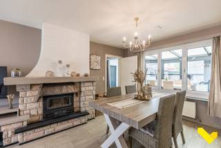 Instapklare, gerenoveerde gezinswoning met gezellige tuin.<br /><br />Ontdek deze instapklare en mooi gerenoveerde woning met een gezellige tuin, gelegen in een landelijke en rustige omgeving nabij het centrum van Morkhoven.<br /><br />Op het gelijkvloers bevindt zich een ruime woonkamer met plaats voor zowel een salon als een eetkamer. De houtkachel zorgt voor extra sfeer en warmte. De aparte keuken is volledig uitgerust met moderne toestellen en biedt alle comfort. Aansluitend vind je een veranda die uitkijkt op de tuin – een ideale plek om te ontspannen in elk seizoen.<br /><br />Op de verdieping zijn er drie mooie slaapkamers en een badkamer met douche in bad en lavabomeubel.<br /><br />Verder beschikt de woning over een ruime garage, zolder en kelder, wat zorgt voor meer dan voldoende bergruimte.<br /><br />De gezellige tuin is ook bereikbaar via een servitude achteraan.<br /><br />Met een gunstig EPC label C is de woning energiezuinig en klaar voor de toekomst.<br /><br />Kortom: een perfect instapklare gezinswoning waar comfort, gezelligheid en een ideale ligging samenkomen!<br /><br />Ben je benieuwd en wil je eens komen kijken? Maak een afspraak op 014 58 02 08.