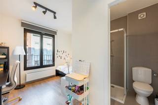 <p><span>Gezellige studentenkamer aan het Eilandje in recent gebouw! </span></p><p><span>Deze studentenkamer is gelegen op de 2de verdieping van een recent studentengebouw op het Eilandje. Op wandelafstand vinden we onder meer het MAS, verschillende hogescholen, haltes van het openbaar vervoer en winkels. </span></p><p><span> </span></p><p><span>De studentenkamer is gemeubeld met een bureau, bed en kast en beschikt over een eigen badkamer. In de badkamer vindt u een douche, toilet en lavabo. </span></p><p><span> </span></p><p><span>Op het gelijkvloers van het gebouw is de grote gemeenschappelijke keuken die voorzien is van alle toestellen. </span></p><p><span> </span></p><p><span>Tenslotte is er nog een ruime fietsenberging aanwezig in het gebouw. </span></p><p><span> </span></p><p><span>De kamer is momenteel verhuurd tem 31 augustus 2025. </span></p>