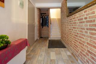 Te renoveren bel-étage met 3 slaapkamers en grote garage Dit betreft een ruime gezinswoning met 3 slaapkamers en een gezellige buitenplaats.De woning...