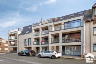 <p>[[ DIT PAND NEEMT DEEL AAN DE ERA OPEN HUIZEN DAG OP 19/9 VAN 9:30 TOT 10:30 ]]</p><p>Gelegen nabij het centrum van Oudenburg bevindt zich Residentie Hannelore, een recente realisatie uit 2024 waar modern wooncomfort en energiezuinigheid centraal staan. Dit instapklare appartement wordt verkocht onder registratierechten en is ideaal voor zowel eigen bewoning als investering.</p><p>Dankzij de vlotte verbinding met de E40 bereik je Brugge en Oostende in enkele minuten. Winkels en andere dagelijkse voorzieningen bevinden zich op wandel- en fietsafstand.</p><p>Het appartement is kwalitatief afgewerkt en uitgerust met vloerverwarming, zonnepanelen en een performant ventilatiesysteem. Met een gunstig E-peil van E12 geniet je van een lage energiefactuur én 100% vrijstelling op de onroerende voorheffing.</p><p>De lichtrijke leefruimte met open keuken sluit aan op het terras. Verder beschikt het appartement over twee volwaardige slaapkamers en een praktische badkamer.</p><p>Extra troeven zijn de gemeenschappelijke fietsenberging en de mogelijkheid om een garage buiten het complex te huren.</p><p>Op zoek naar een instapklaar en energiezuinig appartement op een centrale ligging, met het comfort van recente nieuwbouw én de voordelen van een aankoop onder registratierechten? Dan is dit appartement zeker een bezoek waard.</p>
