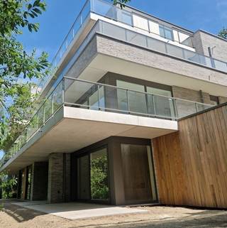 Dit prachtig afgewerkte hoekappartement met 2 slaapkamers biedt een unieke woonervaring in alle rust, met zicht op een natuurvijver. De ligging in...