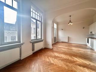 Prachtig 1-slpk appartement in het OOST-KASTEEL te ZURENBORG, gelegen op de tweede verdieping! <br /><br />Gezellig appartement, voorzien van hoogwaardige elementen zoals natuursteen(marmer) , parket vloeren.<br />De karaktervolle living bestaat uit 2 delen, met aan de ene kant een geïnstalleerde open keuken en eetgedeelte.<br />In de keuken vindt u een oven, koelkast, 4 pits gas kookplaat en een grote wasbak! <br /><br />De badkamer heeft een bad, douche en een lavabo.<br />Het appartement beschikt verder over een apart toilet en een berging.<br /><br />Je kan je ontspannen op het gemeenschappelijk dakterras, gelegen op de 6de verdieping, waar je ook kan genieten van de fitnessruimte met sauna en uiteraard een fenomenaal zicht op de stad.<br /><br />Fietsenberging voorzien! <br /><br />Huurprijs €1.150- /maand + €175,- provisie gemeenschappelijke kosten <br /><br />Elektriciteit en gas zijn individueel. Water individueel via tussenmeters.<br /><br />Direct beschikbaar! <br /><br />Maak snel een afspraak voor een bezoek ter plaatse! <br /><br />NOOT: het appartement op de derde verdieping wordt momenteel volledig geschilderd, bleke kleur, de foto's zijn van het appartement op de vierde verdieping. Beide appartementen zijn identiek hetzelfde.