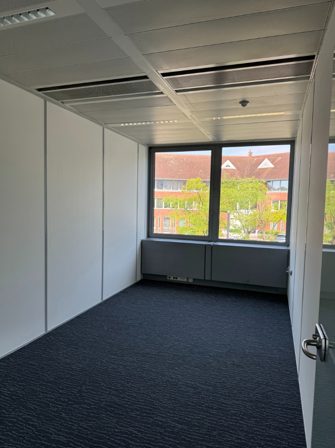 Commercial for rent in Waterloo - photo 4