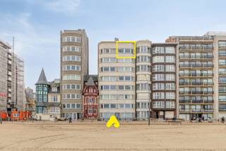 Ne manquez pas votre chance unique et planifiez votre visite dès aujourd'hui ! Entrez dans cet appartement exclusif et entièrement rénové situé au 7ème, et dernier, étage. Situé sur la digue, vous bénéficierez d'une vue sur mer panoramique et inégalée qui s'étend à perte de vue. Cette propriété a été finie clé en main avec le plus grand soin.<br />Cet appartement a été rénové avec des matériaux de premier choix : un élégant parquet avec chauffage au sol et de nouvelles fenêtres à haut rendement. Crucial pour votre tranquillité d'esprit : l'immeuble a été récemment rénové en profondeur (rénovation du toit et de la façade), ce qui signifie qu'aucun coût imprévu n'est à prévoir, ni pour l'appartement ni pour la copropriété.<br />L'intérieur est spacieux et moderne:
<ul>
	<li>Un salon imposant, extrêmement lumineux qui est baigné de lumière naturelle.</li>
	<li>Une superbe cuisine en angle hyper-équipée qui se fond parfaitement dans l'espace de vie, incluant un élégant dressoir.</li>
	<li>Trois possibilités de couchage : deux chambres royales (facilement fusionnables) et un discret coin nuit escamotable.</li>
	<li>Une magnifique salle de bain luxueuse avec double vasque et une très grande douche à l'italienne, complétée par des toilettes séparées.</li>
	<li>Une agréable terrasse orientée sud à l'arrière, idéale pour le calme et le soleil, avec débarras pratique.</li>
</ul>
En bonus, vous disposez d'une buanderie/débarras intérieur et d'une cave privée, ainsi qu'un local à vélos commun.<br /><br /><u><strong>ATOUTS:</strong></u>

<ul>
	<li>Appartement exclusif (7ème étage) avec vue sur mer panoramique</li>
	<li>Rénovation luxueuse et complète (prêt à emménager) : chauffage au sol, parquet, nouvelles fenêtres</li>
	<li>Tranquillité financière : Aucuns frais à prévoir sur l'immeuble (toit/façade rénovés)</li>
	<li>Trois possibilités de couchage (2 chambres + coin nuit) et pièces d'eau luxueuses</li>
	<li>Terrasse ensoleillée et buanderie/débarras intérieur</li>
</ul>
Prenez vite rendez-vous et vivez le luxe de la Digue !
