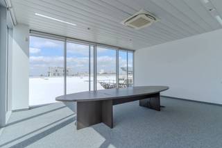 - 160 m² kantoorruimte in de huidige staat (opsplitsbaar)<br />- direct beschikbaar<br />- kitchenette en sanitair<br />- parkeerplaatsen<br />- laadpunten<br />- Verbinding met de haven via de Scheldelaan / Noorderlaan<br />- Verbinding met het historische en commerciële centrum via de<br />Scheldekaaien<br />- Gelegen aan de monding van het Albertkanaal