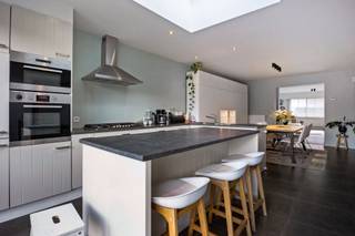 Deze instapklare gezinswoning op de Ploegsebaan in Brasschaat is er eentje waar je je meteen thuis voelt. Een warme sfeer, verrassend veel ruimte...