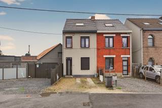 Deze gezinswoning is gunstig gelegen aan de rand van Mariakerke en geniet van een vlotte verbinding met de belangrijkste invalswegen. De...