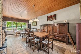 Visite mardi 28/07 et mercredi 29/07<br />Inscrivez-vous sur www.polares.eu<br /><br />Vous cherchez une maison que vous pouvez rénover selon vos goûts ? Alors cette maison mitoyenne, située dans une rue calme à Wijgmaal, vaut vraiment le détour. Avec une surface habitable de 180 m² (selon le PEB), quatre chambres, un garage et un grenier avec potentiel d'extension, cette maison est la base idéale pour une maison familiale confortable.<br /><br />Vous entrez dans le salon confortable par le hall d'entrée, qui est connecté à la cuisine. À l'arrière se trouvent la salle de bains et une véranda, qui fait la transition agréable vers l'extérieur. Le garage est également accessible depuis le jardin et offre non seulement un espace de stationnement, mais aussi un espace de stockage supplémentaire.<br /><br />Au premier étage, il y a trois chambres à coucher complètes et une quatrième, plus petite, qui peut parfaitement servir de chambre de bébé, de bureau ou de dressing.<br /><br />Le grenier offre des possibilités supplémentaires pour créer de l'espace de vie supplémentaire, en fonction de vos souhaits et de vos plans de rénovation.<br /><br />La maison a été construite en 1970, dispose du chauffage central au mazout et a obtenu une étiquette PEB C, ce qui offre une base intéressante pour d'autres améliorations énergétiques sans obligation de rénovation immédiate.<br /><br />Vous cherchez une maison que vous pouvez finir entièrement selon votre propre style et vos souhaits, dans un endroit calme près de toutes les commodités ? Contactez Marijke au 0499/80.70.81 ou marijke@polares.eu