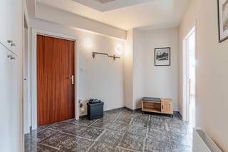 <strong>Oostduinkerke: hoekappartement met twee slaapkamers en veel natuurlijke lichtinval te koop.</strong><br /><br />Instapklaar hoekappartement met twee slaapkamers, ideaal voor wie comfort en kwaliteit zoekt. Dankzij de vele raampartijen geniet u van een overvloed aan natuurlijk licht. De energiezuinige EPC-score C en de conforme elektriciteitskeuring bieden extra gemoedsrust. Gelegen op een gunstige locatie met vlotte verbindingen naar winkels en openbaar vervoer. Een unieke kans om zorgeloos te wonen of te investeren!<br /><br /><strong>Indeling:</strong><br />Gelijkvloers: inkomhal, badkamer met toilet, twee slaapkamers, leefruimte met toegang tot de keuken.<br /><br /><strong>Troeven:</strong>
<ul><li>Veel natuurlijk lichtinval.</li><li>EPC Ben conforme elektriciteit.</li><li>Inclusief een kelder.</li></ul>
Meer informatie? Contacteer Arne Dewitte via 058 53 37 40.