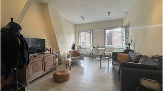 Lichtrijk en gezellig duplex-appartement te huur in het centrum Brugge = comfortabel en aangenaam wonen vlakbij de diverse modaliteiten die de Brugse binnenstad te bieden heeft. Een kleinschalig gebouw, geen bovenburen, optimaal lichtinval, leuke locatie.  **    **  Omvat een inkom, lichtrijke living, ingerichte keuken, 2 kamers waarvan 1 zeer ruime slaapkamer ( 33 m² ) met extra wastafel + meubel &amp; 1 bureel, badkamer met ligbad douche combi, wastafel &amp; toilet.    **  Kosten : + 20 euro  forfait algemene delen.  **  Mogelijkheid tot stallen van een fiets (  10 per fiets per maand ).  **    **  Beschikbaar  15 november 2025 (kan eventueel vroeger vrij zijn)