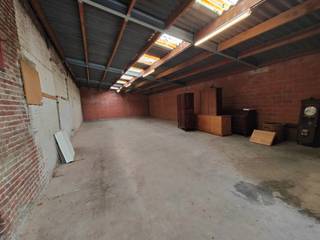 Opbergplaats (135m²) op de verbindingsweg Pittem - Meulebeke met alle nodige voorzieningen.Overdekte staanplaats: 7,45m breed - 6,5m diepAfsluitbare...