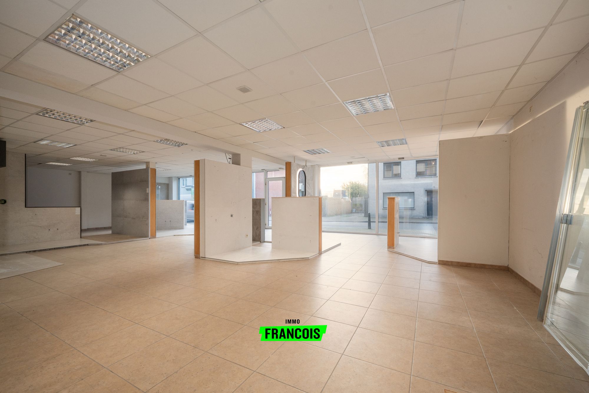 Handelspand met luxueus gerenoveerd appartement met dakterras, loods en garage. - foto 2