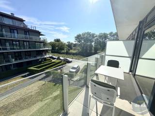 Altijd zon in dit knap ingericht appartement! Dankzij de 2 ruime terrassen kun je hier op elk moment van de dag van de buitenlucht genieten. Residentie Waterfront is gelegen aan de Veurnevaart, op een knooppunt van fiets- en wandelwegen. Rustig gelegen en langs de stadsrand van Nieuwpoort. Lichtrijke woonkamer met open keuken voorzien van alle toestellen. Knap ingerichte badkamer met ruime inloopdouche en lavabomeubel. Afzonderlijk toilet en berging voorzien van aansluiting voor een wasmachine. In de slaapkamer zijn maatwerkkasten voorzien, langs hier heb je ook toegang tot 2e terras. Gerieflijke kelderberging in het gebouw.<br />