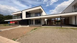 INDIEN U EEN BEZOEK WENST IN TE PLANNEN GELIEVE EEN BEZOEK AAN TE VRAGEN VIA WWW.HILLEWAERE.BE VIA DE RODE KNOP<br /><br />Instapklaar nieuwbouw appartement in een rustige doodlopende straat, vlakbij het centrum van Bree. Volledig gelijkvloers en praktisch ingedeeld met veel lichtinval.<br />Indeling: inkomhal, ruime leefruimte met open ingerichte keuken, 2 slaapkamers, badkamer met inloopdouche, apart toilet en berging. Vanuit de leefruimte toegang tot het privatieve tuintje en terras.<br />Carport en berging aanwezig.<br />Zeer energiezuinig (E-peil ≤18) met warmtepomp, vloerverwarming en 4 zonnepanelen.<br /><br />Huurprijs: € 995/maand<br />Gemeenschappelijke kosten: € 65/maand<br />Beschikbaar: onmiddellijk