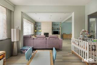 -- Bezoekmoment enkel op afspraak --<br />
<p>Deze bel-etagewoning is gelegen in het centrum van Erembodegem, middenin het handelscentrum met alle winkels, scholen, openbaar vervoer en alle dagelijkse voorzieningen. Het station van Erembodegem - met een vlotte verbinding richting Aalst, Brussel en Gent - bevindt zich letterlijk op 10m van de woning. Ook vlakbij zijn het natuurgebied 'Gerstjens' en sportcentrum Schotte, ideaal voor uw wekelijkse portie groen, recreatie en sport.</p>
<p>De woning werd voorheen gebruikt als woning met tandartspraktijk en biedt daardoor verschillende mogelijkheden. Dankzij de indeling en de aparte ruimtes is het pand bijzonder geschikt voor wie wonen en werken wil combineren, maar ook voor een vrije beroepsactiviteit, praktijkruimte of een vorm van kangoeroewonen. Mits de nodige aanpassingen kan de woning dus afgestemd worden op verschillende woon- en werkconcepten.</p>
<p>Een bijkomende troef is de garage, wat in deze centrale ligging een aanzienlijk voordeel is. Achteraan beschikt de woning bovendien over een tuin, een aangename buitenruimte die extra wooncomfort biedt.</p>
<p>De centrale ligging in Erembodegem maakt deze woning interessant voor wie een goede bereikbaarheid wil combineren met de nabijheid van winkels, scholen, station en andere voorzieningen. Dankzij de bestaande indeling en de ruime gebruiksmogelijkheden biedt deze woning bovendien de kans om ze volledig naar eigen behoeften in te richten.<br /><br />Regel snel uw bezoek via 053 / 89 99 66 of info@immolierman.be</p>