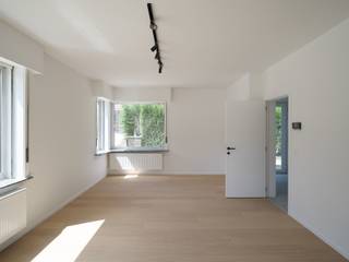 - Gelieve ons per mail (info@immo-cvh.be) te contacteren om uw bezichtiging in te plannen -

In de rustige en gegeerde Kievitlaan te Gent vindt u deze gerenoveerde halfopen woning. Deze bevindt zich op een toplocatie tussen het UZ Gent en Station Gent-Sint-Pieters, dat op wandelafstand ligt. Ook het centrum van Gent bevindt zich op een aangename fietsafstand, zodat u snel en gemakkelijk in de bruisende binnenstad bent. Bovendien is de woning vlot bereikbaar via de belangrijke invalswegen, wat deze locatie ook voor pendelaars bijzonder interessant maakt. Een uitgelezen uitvalsbasis voor wie centraal wil wonen met alle troeven van de stad, mobiliteit en zorgvoorzieningen binnen handbereik.

De woning valt meteen op door haar lichtrijke karakter en de kwalitatieve, hedendaagse afwerking. Bij binnenkomst komt u terecht in de ruime inkomhal. Deze leidt naar de aangename leef- en eetruimte, die naadloos aansluit op de moderne en kwalitatief afgewerkte keuken met gezellige ontbijthoek. Vanuit de keuken heeft u rechtstreeks zicht op en toegang tot de zonnige tuin. Een gastentoilet en een ruime kelder vervolledigen het gelijkvloers en zorgen voor extra comfort en bergruimte.

Op de eerste verdieping bevinden zich twee ruime slaapkamers, een hedendaagse badkamer met lavabo en inloopdouche, een afzonderlijk toilet, alsook een tweede douchekamer. Deze indeling biedt heel wat flexibiliteit.
De tweede verdieping herbergt nog twee bijkomende kamers, die naar wens kunnen ingericht worden als extra slaapkamers, bureau, hobbyruimte of speelkamer.

Buiten geniet u van de zonovergoten tuin, perfect om tot rust te komen, en een privé oprit met garage die extra opbergruimte biedt.

Kortom, deze ruime en volledig gerenoveerde gezinswoning combineert licht, comfort en een uitstekende indeling, gelegen op een toplocatie in Gent.

Domicilie verplicht. Co-housing mogelijk. Contract van 9 jaar. Geen huisdieren.
Nieuw EPC-attest in opmaak.