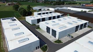 Nieuwbouw KMO-unit met een oppervlakte van +/- 136 m² te koop, de unit maakt deel uit van de gloednieuwe KMO-site <strong>"CLARYSSE BUSINESS PARK"</strong> en is uitstekend gelegen langs de Brugsesteenweg (N50) en biedt moderne en hoogwaardige KMO-units. <br />Het project bestaat uit 38 KMO-units met oppervlaktes van 90 m² tot 488 m², eventueel samen te voegen tot grotere entiteiten. <br /><br />De casco loodsen zijn opgebouwd uit een staalconstructie in combinatie met betonwanden en architecturale sandwichpanelen en hebben een vrije hoogte van +/- 6 m. Elk magazijn is toegankelijk via een automatische sectionale poort (4m B x 4,5 m H) met geïntegreerde loopdeur of met aparte toegangsdeur met bovenliggende raampartij. Daarnaast zijn de units voorzien van een lichtstraat met rookluik (brandklasse C), geïsoleerd steeldeck, polybetonvloer, aansluitingen voor water, elektriciteit en een afvoer.<br /><br />Per twee units wordt er een regenwaterput van 5.000 L voorzien en optioneel kunnen er zonnepanelen geplaatst worden. <br />De unit heeft 1 vaste parkeerplaats !!!<br /><br />Beschikbaar bij akte.<br /><br />Contacteer <strong>PANORAMA B2B</strong> voor bijkomende inlichtingen of een vrijblijvend plaatsbezoek <strong>050 300 800</strong>.
