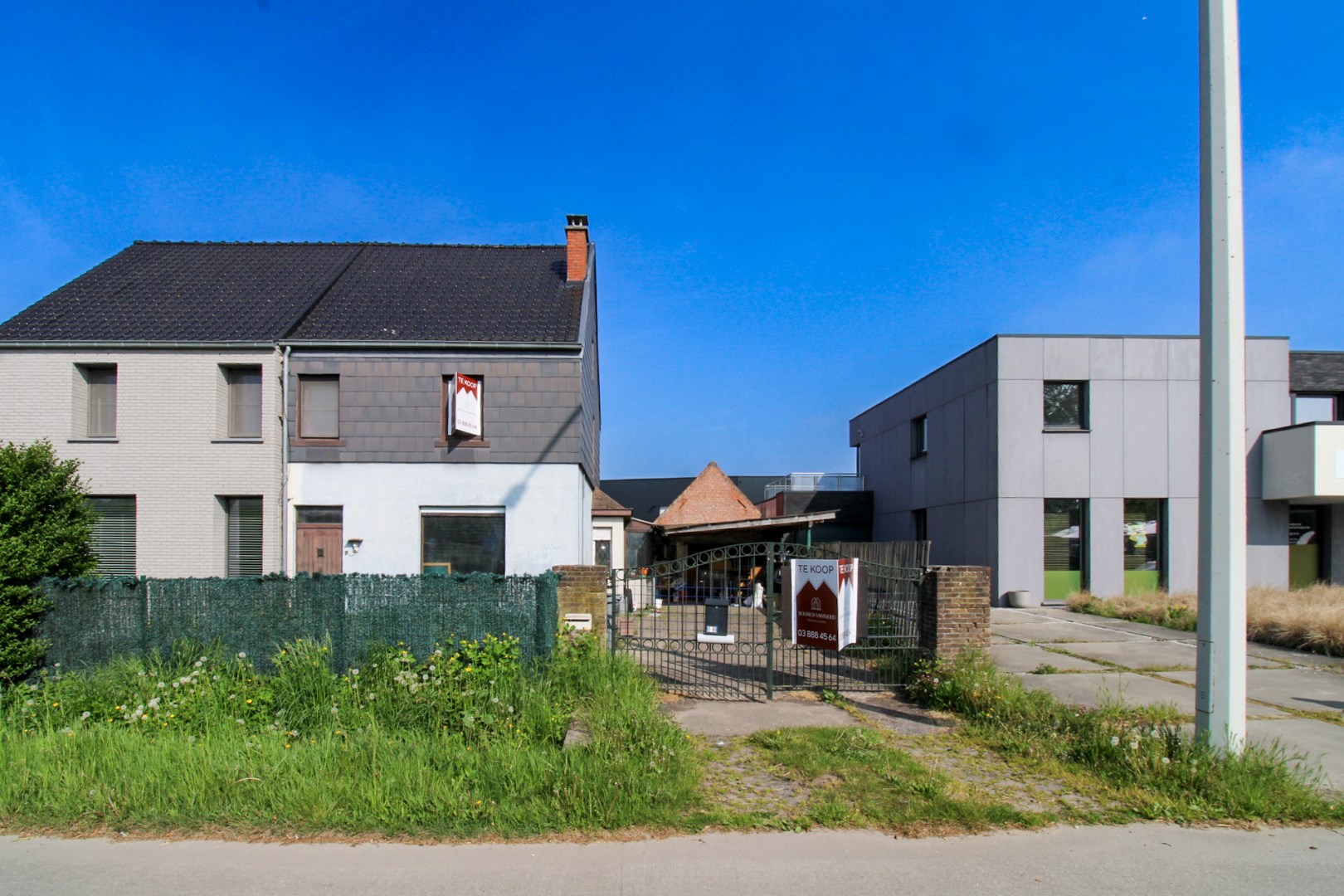 Unieke investeringskans: Halfopen bebouwing met garage, optie tot vijf slaapkamers en groot potentieel op toplocatie te koop in Waasmunster! - foto 2