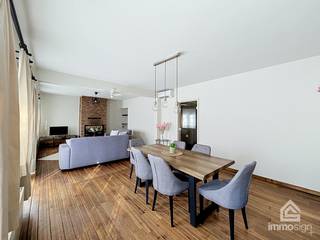 <strong>PLUSPUNTEN: </strong><br />+ bruikbare vloeroppervlakte: 204 m²<br />+ 4 slaapkamers<br />+ 2 badkamers<br />+ balkon aan voorzijde<br />+ Bocholt-centrum<br />+ instapklaar<br />+ grote polyvalante ruimte<br />+ gratis parkeermogelijkheden<br />+ voorzien van airco!<br /><br /><strong>RENOVATIEOVERZICHT:</strong><br />+ aardgas 2007<br />+ nieuw dak 2015<br /><br /><strong><span>ALGEMEEN:</span></strong><br />Op een absolute toplocatie in het centrum van Bocholt bevindt zich dit verrassend ruime en instapklare triplex appartement met een bewoonbare oppervlakte van maar liefst 204 m². Dankzij de centrale ligging geniet u van alle voorzieningen op wandelafstand, terwijl de ruime indeling en vier volwaardige slaapkamers zorgen voor optimaal wooncomfort voor gezinnen, thuiswerkers of wie gewoon graag wat extra ruimte heeft.<br /><br />Bij het betreden van het appartement valt meteen het royale ruimtegevoel op. De lichtrijke leefruimte vormt het hart van de woning. Verder beschikt het appartement over maar liefst vier slaapkamers, twee badkamers en een grote polyvalente ruimte die naar wens kan worden ingericht als hobbyruimte, bureau, speelkamer of extra ontspanningsruimte.<br /><br />Aan de voorzijde bevindt zich een aangenaam balkon waar u kunt genieten van het levendige dorpscentrum. Bovendien zijn er in de directe omgeving voldoende gratis parkeermogelijkheden aanwezig.<br /><br />Kortom, dit unieke appartement combineert een uitzonderlijke woonoppervlakte, een praktische indeling en een uitstekende centrumligging. Een ideale opportuniteit voor wie ruim en comfortabel wil wonen in het gezellige Bocholt.<br /><br /><strong>INDELING:</strong><br /><span>+0: inkomhal<br />+1: inkomhal, keuken, woonkamer, nachthal, badkamer, slaapkamer, balkon aan voorzijde<br />+2: grote polyvalente ruimte, badkamer, 3 slaapkamers</span><br /><br /><strong>FINANCIERING:</strong><br />Een succesvolle vastgoedtransactie begint met een goede voorbereiding. Wij adviseren kandidaat-kopers om hun financiële mogelijkheden tijdig in kaart te brengen, zodat zij met de nodige zekerheid en vertrouwen kunnen handelen wanneer de juiste opportuniteit zich aandient.<br /><br /><strong>VERKOPEN OF VERHUREN MET EEN STRATEGISCHE AANPAK?</strong><br />Dankzij het vertrouwen van onze klanten en onze sterke marktpositie zijn wij voortdurend op zoek naar kwalitatieve eigendommen. Overweegt u te verkopen of te verhuren? Ontdek vrijblijvend onze persoonlijke aanpak en hoe wij uw eigendom optimaal positioneren om de juiste doelgroep te bereiken.<br /><br /><strong>ALS EERSTE OP DE HOOGTE VAN NIEUW AANBOD:</strong><br />De beste eigendommen worden vaak gevonden vóór ze breed beschikbaar zijn. Schrijf u vrijblijvend in via onze website en ontvang nieuw aanbod dat aansluit bij uw wensen en zoekcriteria.<br /><br /><strong>UW VASTGOED, ONZE EXPERTISE:</strong><br />Elke eigendom verdient een persoonlijke strategie. Met een combinatie van marktkennis, professionele presentatie, actieve klantenbenadering en een sterk netwerk begeleiden wij onze klanten naar een succesvol resultaat.<br /><br /><strong>PERSOONLIJKE SERVICE, PROFESSIONELE BEGELEIDING:</strong><br />Een vastgoedbeslissing vraagt een doordachte aanpak. Ons ervaren team staat klaar om u persoonlijk te adviseren en te begeleiden bij elke stap. Contacteer ons via +32 89 87 03 67 of via info@immosign-plus.be.