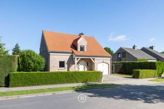 Deze instapklare en stijlvol gerenoveerde woning nabij Park de Drie Fonteinen combineert comfort, kwaliteit en een doordachte afwerking. De woning werd enkele jaren geleden grondig gerenoveerd met veel aandacht voor detail en duurzaamheid. Authentieke charme wordt hier gecombineerd met hedendaags wooncomfort. De prachtige massieve parketvloeren, maatwerkkasten en talrijke ingebouwde opbergoplossingen zorgen voor een warme uitstraling en een optimaal gebruik van de beschikbare ruimte.<br /><br />De woning met een bewoonbare oppervlakte van 238 m² is als volgt ingedeeld:<br /><br />0: Lichtrijke inkomhal met vestiaire en gastentoilet. Vanuit de inkomhal komt u in de ruime leefruimte, waar licht en comfort centraal staan. De leefruimte is ingedeeld met een gezellige tv-hoek en gashaard en sluit naadloos aan op de open keuken met kookeiland. Dit zorgt voor een praktische indeling en een aangename leefomgeving. Aansluitend bevindt zich een apart bureel met ingemaakte kasten. Deze ruimte is flexibel inzetbaar en kan ook perfect dienen als extra slaapkamer. De garage werd slim ingericht als wasruimte met op maat gemaakte kasten. Dit biedt extra opbergruimte en verhoogt het dagelijks comfort.<br /><br />+1: Op deze verdieping bevinden zich twee ruime slaapkamers, elk met een eigen badkamer. De master bedroom geniet van directe toegang tot een aangenaam terras. Beide slaapkamers beschikken over ingebouwde kasten en een praktische indeling. De kamers zijn rustig gelegen en stralen comfort en privacy uit.<br /><br />-1: Hier bevindt zich een ruime kelderberging met aansluitend de technische installaties van de woning. De ruimte biedt extra opslagmogelijkheden en is praktisch ingericht voor dagelijks gebruik.