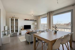 Kom deze eigendom ontdekken tijdens de Pre-sale op woensdag 30/09 van 17u30 tot 18u30, maak nu jouw afspraak! <br /><br />Dit lichtrijk appartement op het eerste verdiep (70m²) met 1 ruime slaapkamer en terras geniet van een centrale ligging nabij het centrum van Waregem en belangrijke invalswegen. <br /><br />Verplichte aankoop ondergrondse staanplaats en berging: € 25.000<br /><br />INDELING<br /><br />Inkomhal - apart toilet - leefruimte - eetkamer - volledig ingerichte open keuken - praktische berging - slaapkamer 1 - badkamer (douche/bad en lavabo) - aangenaam terras - ondergrondse staanplaats - berging - gemeenschappelijke fietsberging<br /><br />TROEVEN<br /><br />- Trap en lift voorzien<br />- Volledig geschilderd<br />- Overal gordijnen voorzien<br />- Vliegramen voorzien<br />- Aangenaam terras<br />- Gemeenschappelijke fietsberging<br />- Topligging nabij invalswegen<br />- Op wandelafstand van centrum Waregem<br />- Interessante investering<br /><br />ALGEMENE INFO<br /><br />- EPC-label A<br />- CV op aardgas (radiatoren)<br />- Ondergrondse staanplaats en berging: €25.000 (verplichte aankoop).<br /><br />De eigendom wordt aangeboden via de Pre-sale formule. Op 30/09/2026 tussen 17:30 en 18:30 kan u het appartement op afspraak komen bezichtigen en een bod uitbrengen. De vermelde prijs is een instelprijs. Voor meer info, gelieve contact op te nemen met de dossierverantwoordelijke.<br /><br />Bestuursmaatregelen in het maatregelenregister: ja